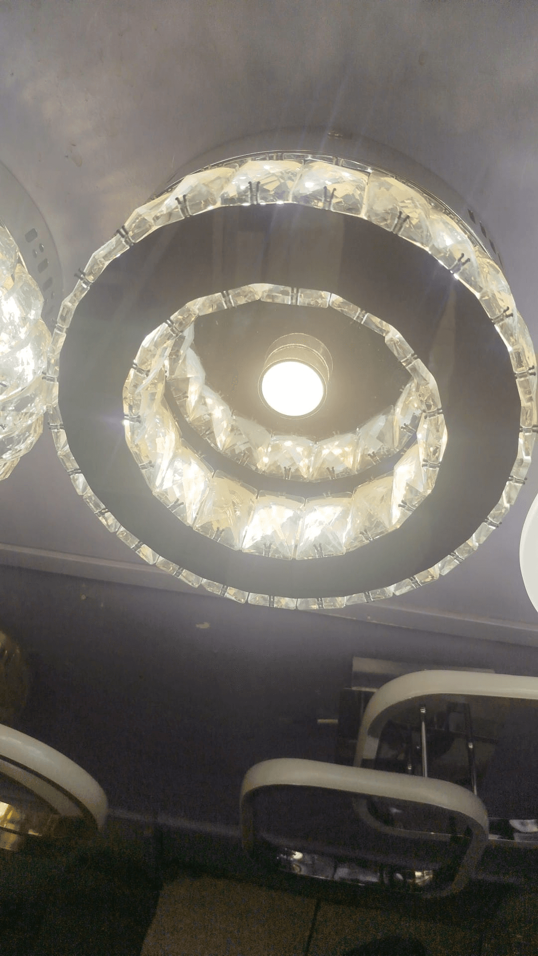 Led taşlı modern avize yakın plan
